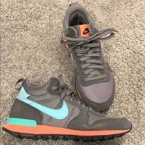 nike internationalist mid women's